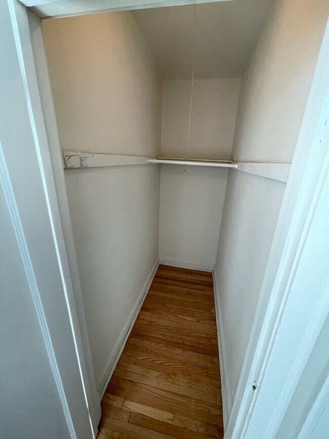 Building Photo - 6424 N Richmond St