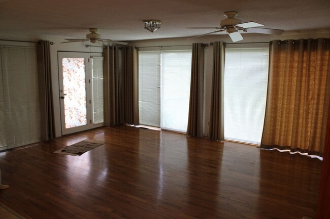 Building Photo - 1705 Hillcrest Dr W