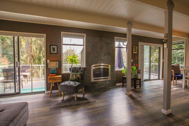Building Photo - Gorgeous Custom Home!  Pet friendly and La...