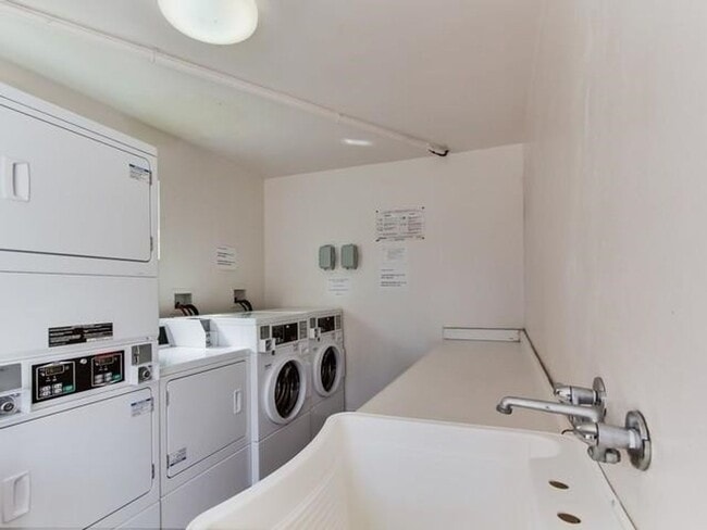 Building Photo - PERFECTLY LOCATED 1BD/1BA CONDO IN PACIFIC...