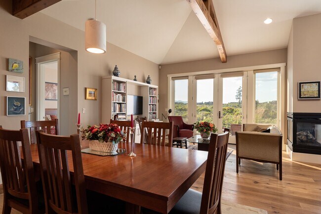 Building Photo - Tetherow!! Amazing Townhome that is fully ...