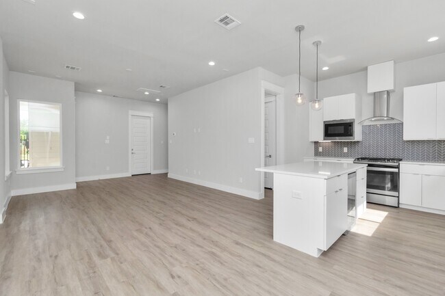 Building Photo - 5818 Burt St