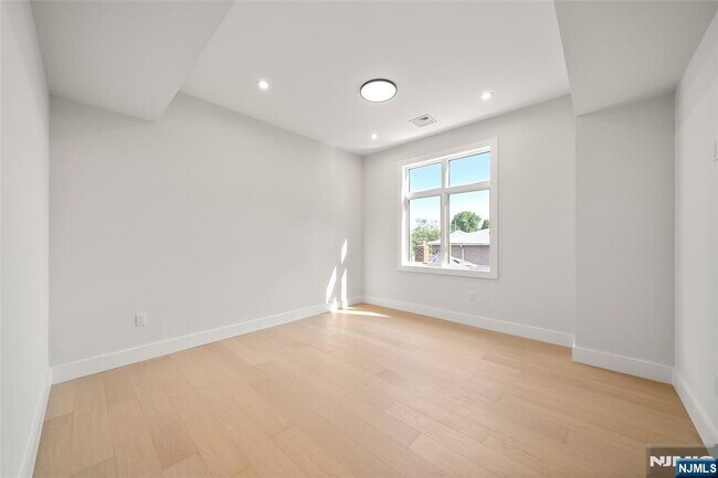 Building Photo - 450 N 10th St