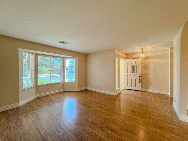 Building Photo - Lovely 3 Bedroom Home!