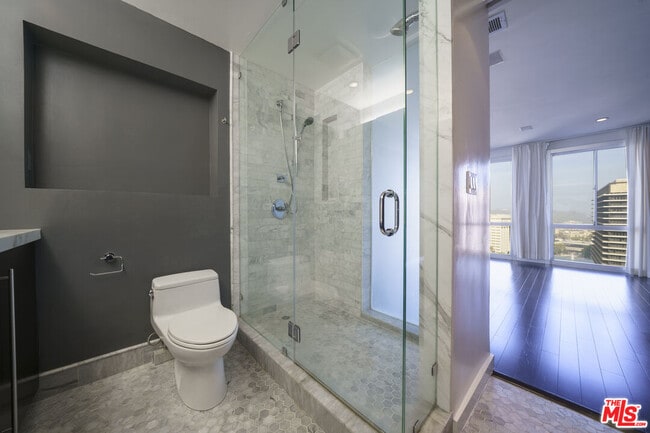 Building Photo - 800 W 1st St