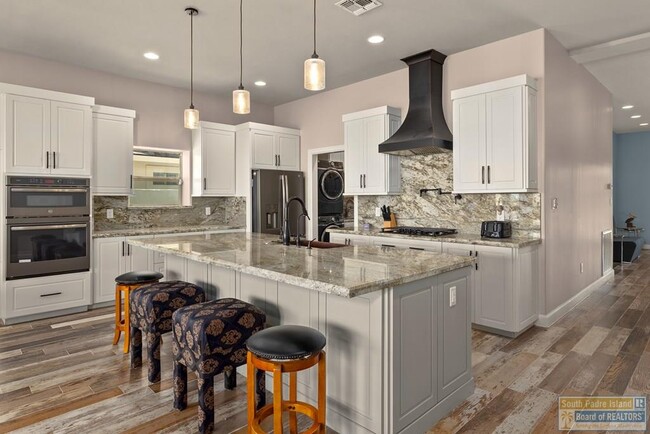 Building Photo - 618 N Shore Dr