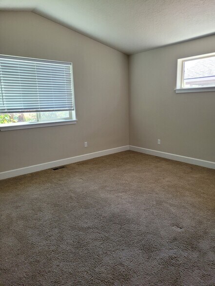 Building Photo - 3170 NE Coho St