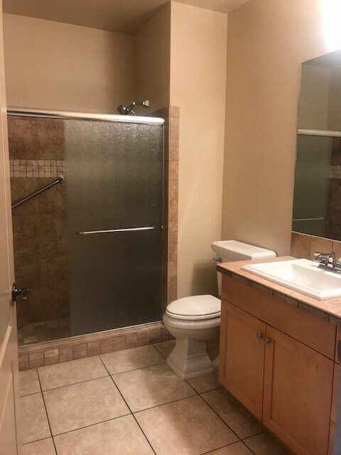 Building Photo - Exceptional 2bed/2bath @ Hyde Park! Availa...