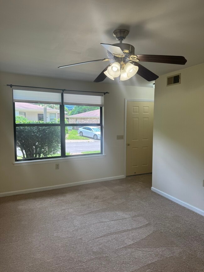 Building Photo - 369 Deer Lake Dr