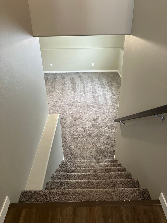 Building Photo - 4 Bed 2.5 Bath Single Family Home