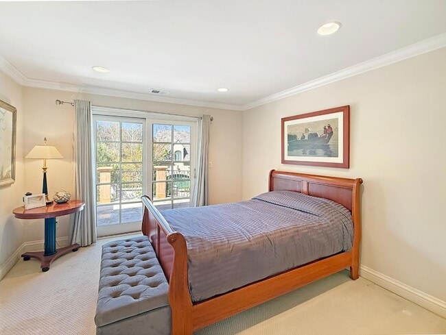 Building Photo - 1526 Hillview Dr