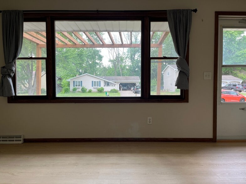 Building Photo - 807 Elm Creek Cir