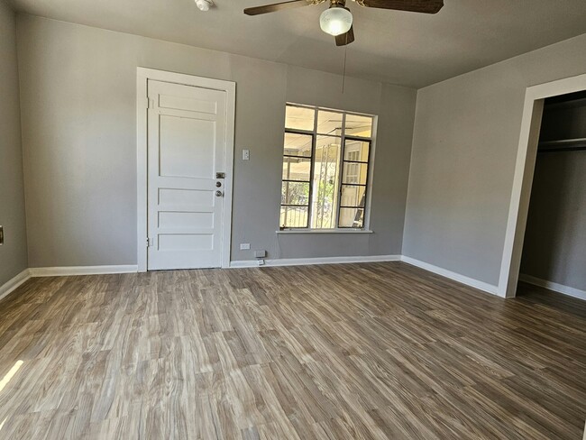 Building Photo - 3214 W Travis St