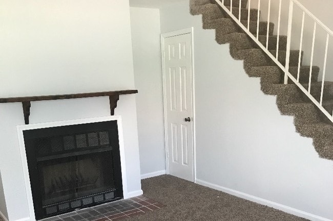 living room - 2613 Wynterhall Rd SE