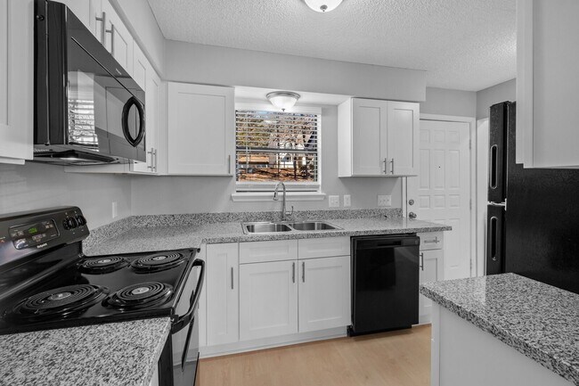 Building Photo - Modern 3-Bed, 2.5-Bath Apartment with Granite Kitchen & New Appliances!