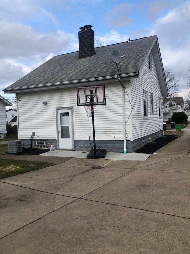 Building Photo - 2 Bedroom home with garage in Mayfield Hts!