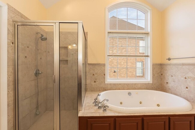 Building Photo - Four Bedroom Home!