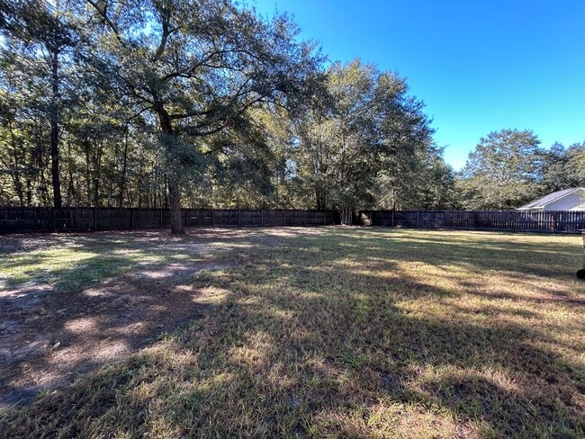 Building Photo - 3-Bedroom, 2-Bath Home on almost an 1 Acre – Pet-Friendly!
