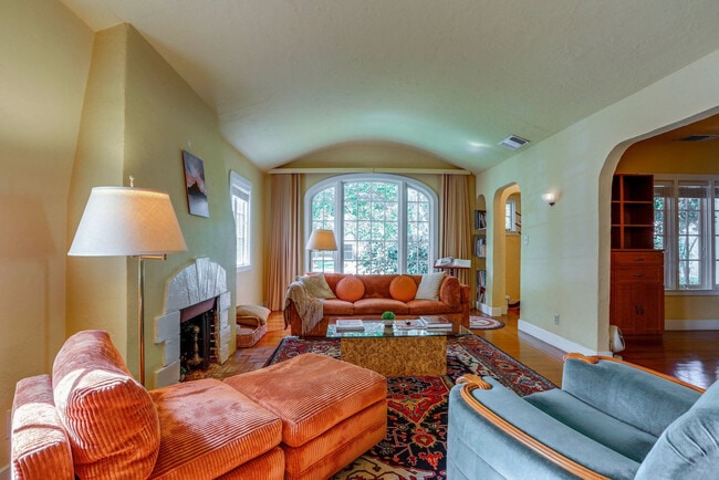 Building Photo - 2627 Land Park Dr