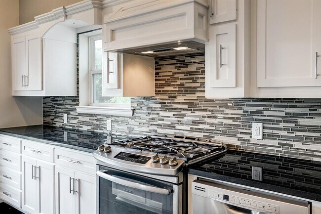 Building Photo - 2613 Waugh Dr