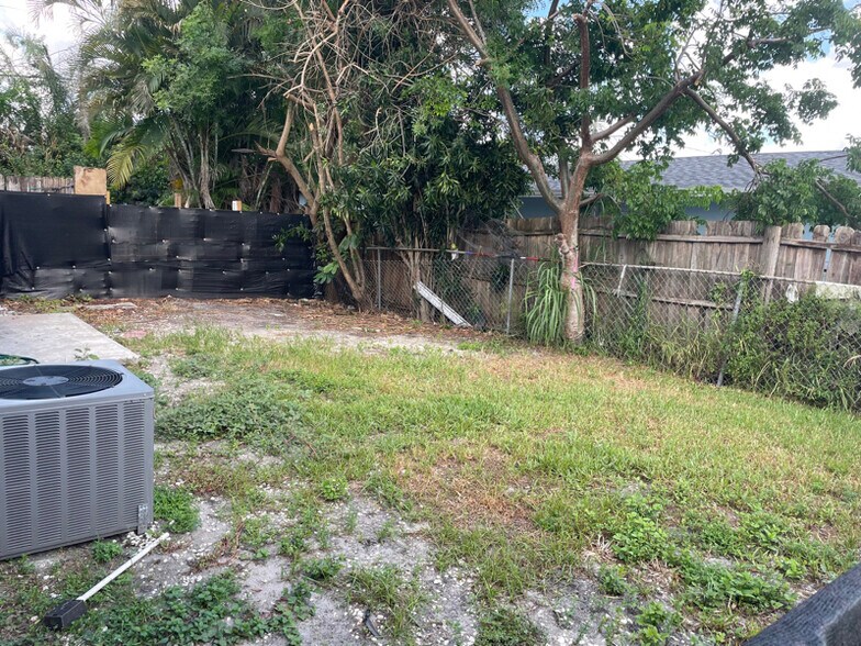 Building Photo - 1637 Barbarie Ln