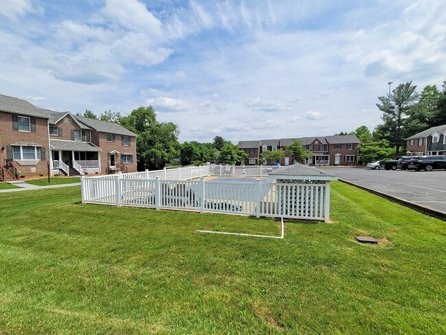 Building Photo - 807B Edgemont Terrace SW