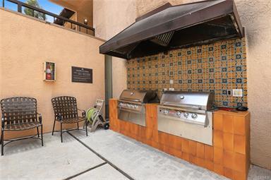 Building Photo - 1127 E Del Mar Blvd