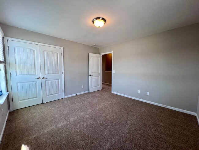 Building Photo - 3 bed/2.5 bath at end unit townhome in Berkeley Walk at Savannah Quarters with garage