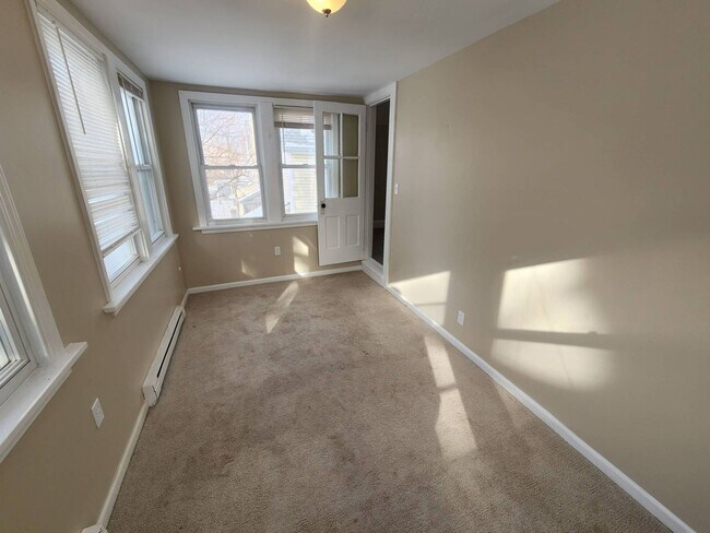 Building Photo - Charming 4-Bedroom Property in Prime Location