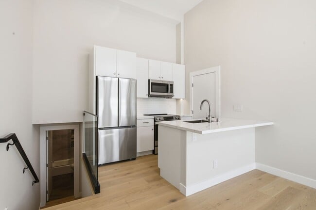 Building Photo - 446 Kirkham St