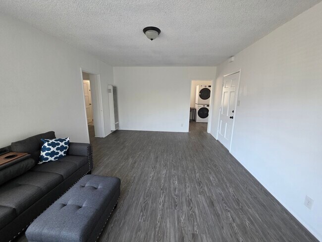 Building Photo - 1349 W 35th Pl