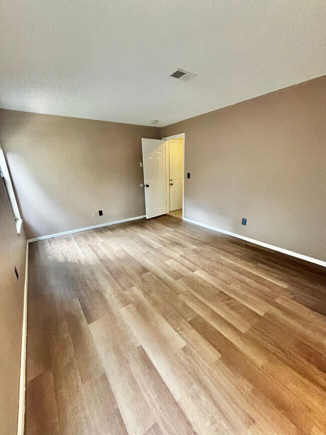 Building Photo - Beautifully Updated 2-Bed – Dual Masters w...