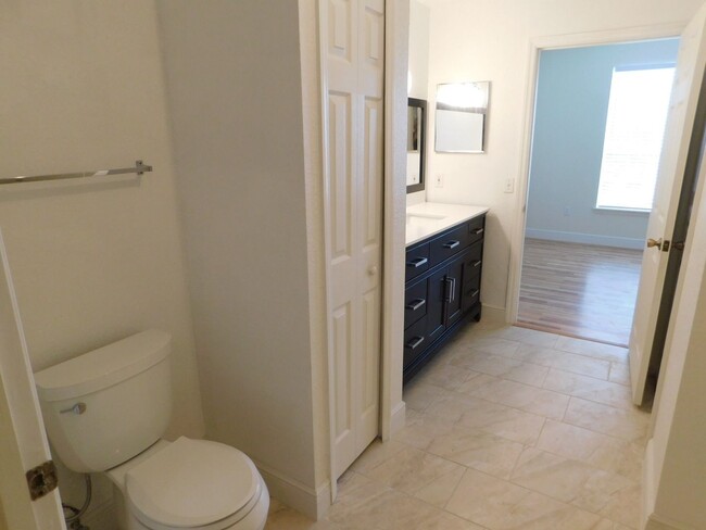 Building Photo - Large 2 Bed 2 Bath Fully Updated Condo, Ne...