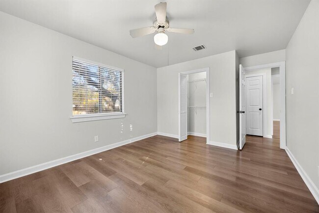 Building Photo - 208 S Cougar Ave