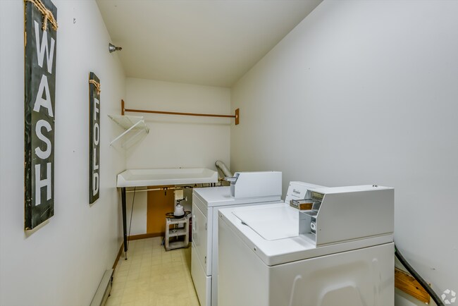 Building Photo - Modern Apartments Available Now!