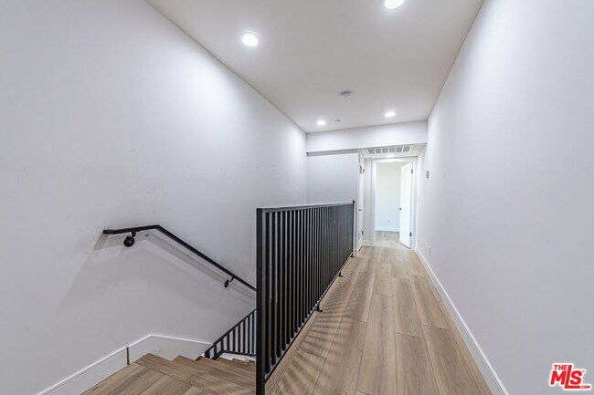 Building Photo - 5438 Romaine St