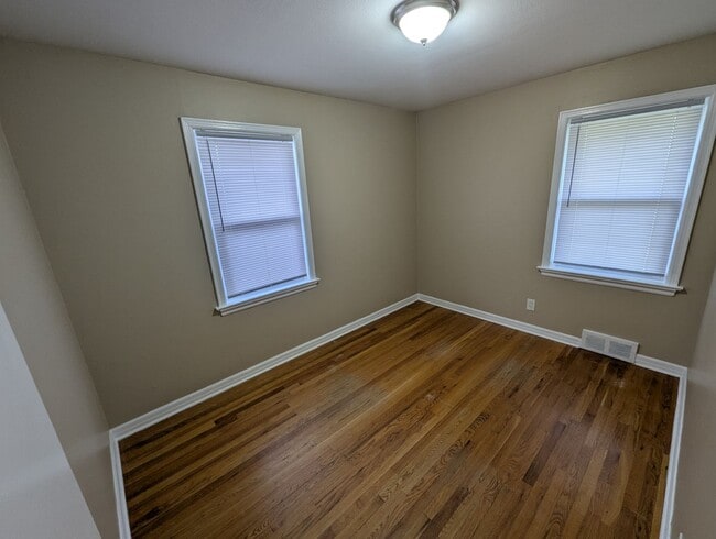 Building Photo - Your Perfect Home Awaits — Cozy, Updated, ...