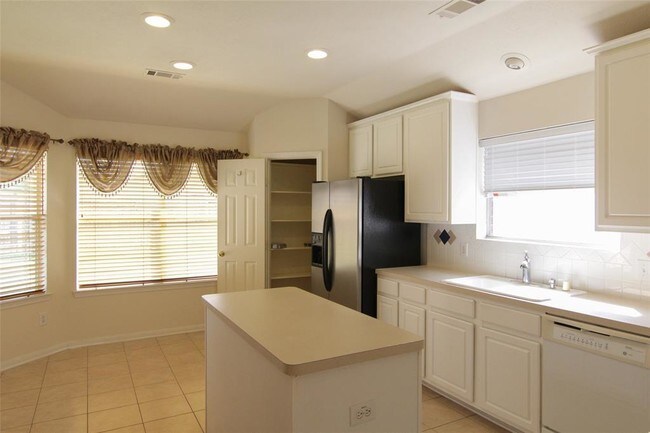 Building Photo - 3231 Stratford Pointe Dr