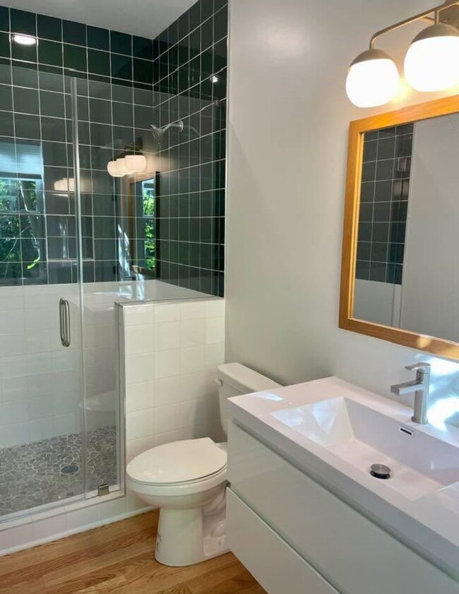Building Photo - Beautiful picturebook 2 bed/1.5 bath cotta...