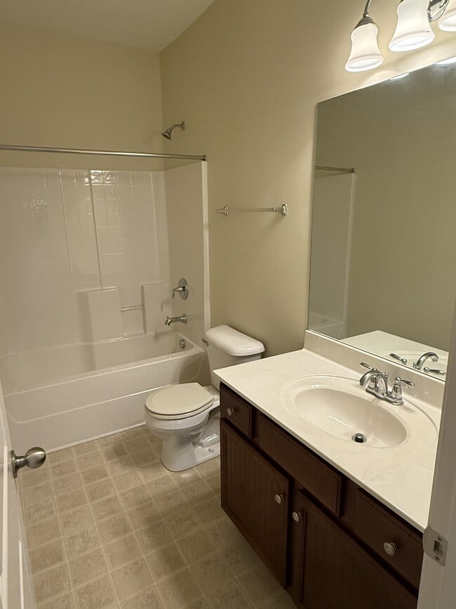 Building Photo - 1629 Robindale Dr