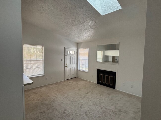 Building Photo - 2 Bedroom, 1 Bath Condo in Virginia Beach