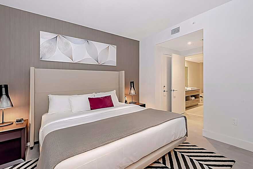 Building Photo - 4010 S Ocean Dr