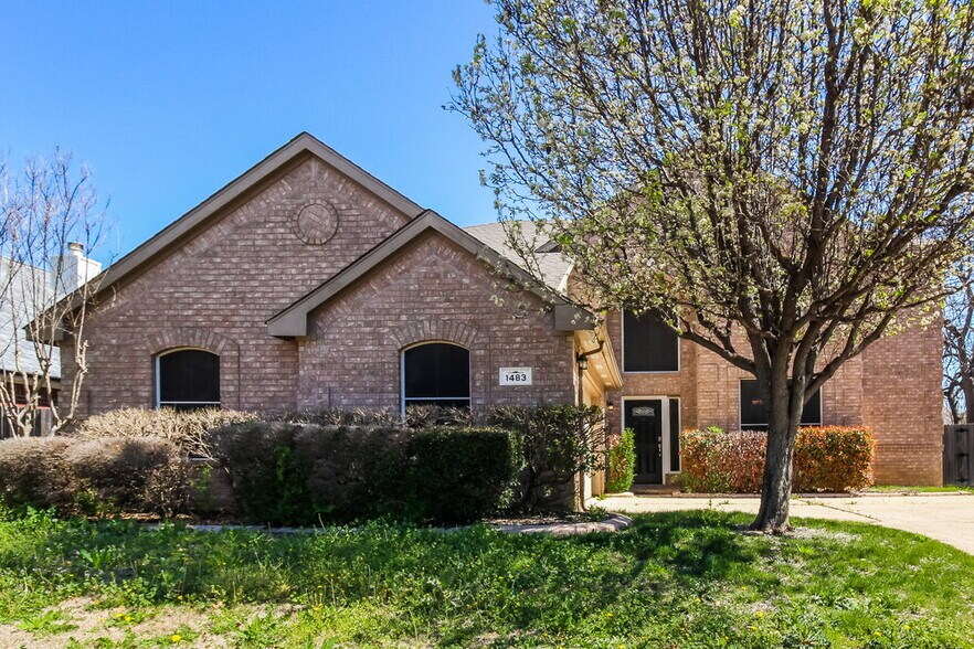 Primary Photo - 1483 Applewood Dr
