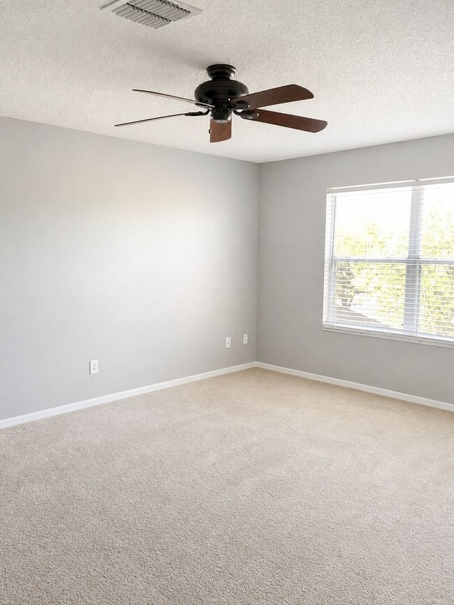 Building Photo - Townhome in Avalon Park
