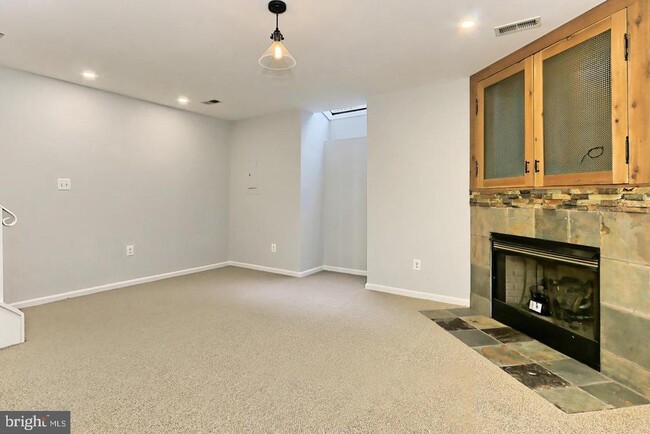 Building Photo - 1024 N Monroe St