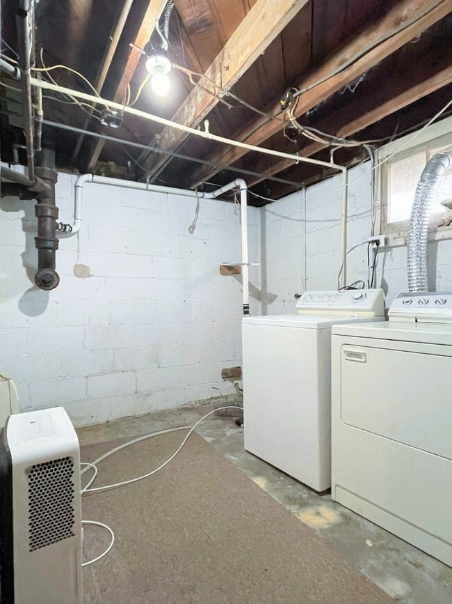 Building Photo - One Bedroom House with basement