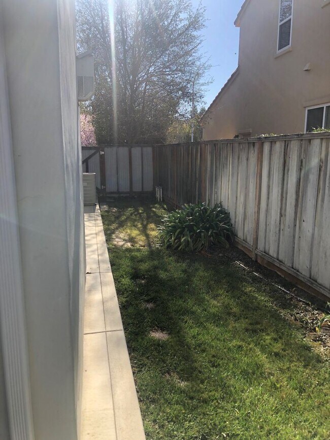 Building Photo - 4 br, 2.5 bath House - 205 Vista Del Rio Ct.