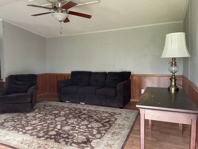 Building Photo - Country living with spacious front and backyard - 3 beds/ 2bath available now