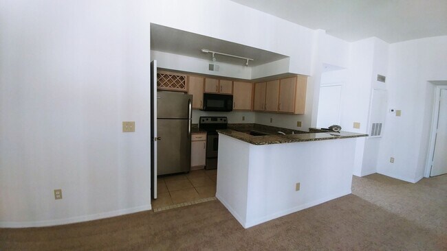 Building Photo - 3rd floor 2bed 2 bath on golf course