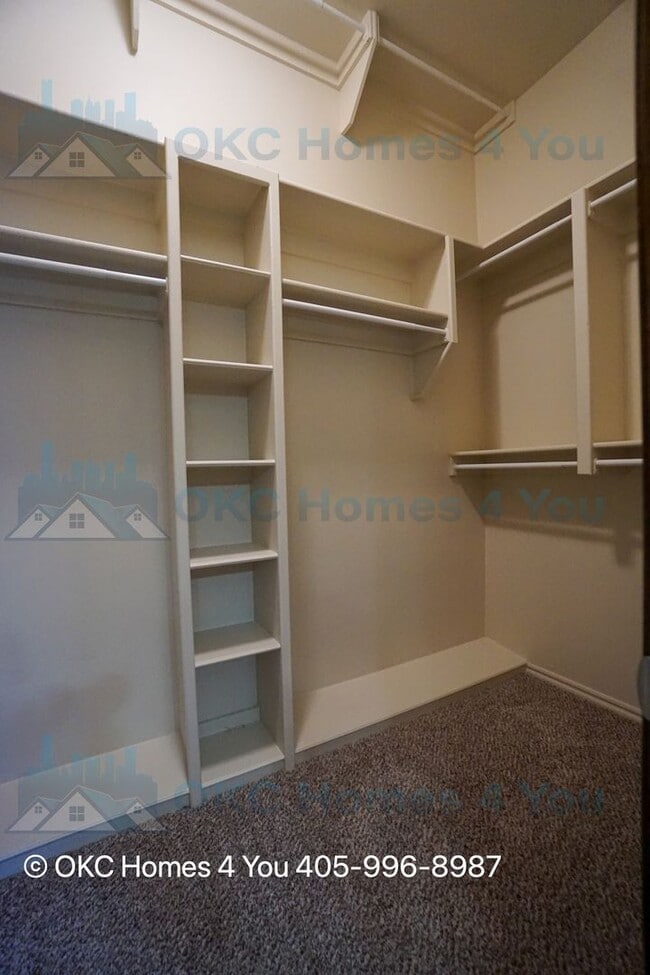 Building Photo - Executive Home in Yukon - Save $950 off the first full months rent!